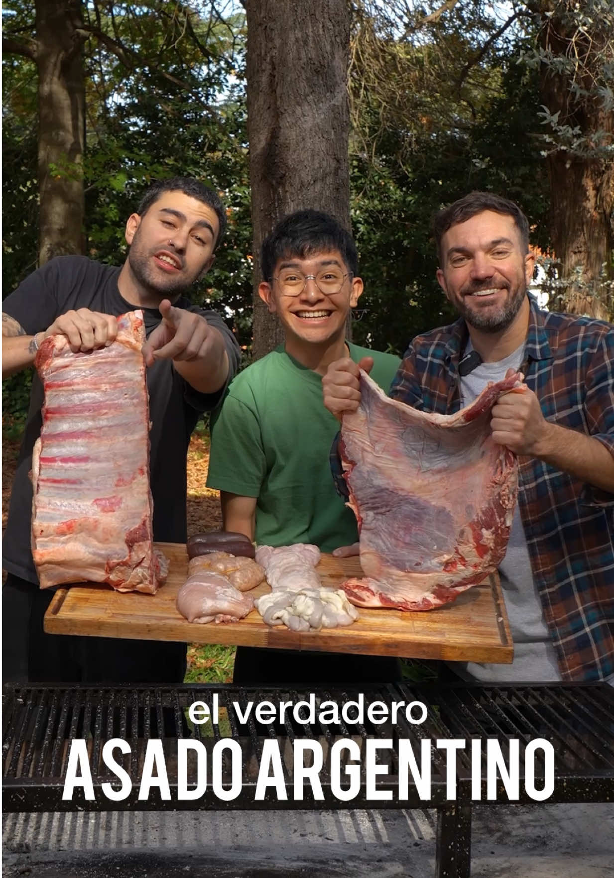 A post by @lasrecetasdesimon on TikTok caption: ASADO ARGENTINO 🇦🇷: le contamos todos los secretos a @Chef en proceso que vino desde México 🇲🇽 especialmente! • El Asado Argentino es más que una técnica, que una receta. Es un ritual, una tradición donde se junta la familia, los amigos, y se va haciendo el fuego lentamente. Se comparten unos mates, unos fernet y mientras se va picando unos fiambres y después, lo primero que sale, las achuras! Acá la magia está en la paciencia y conocimiento del asador para lograr que cada corte quede en su punto! 😉 • • Mollejas, Chinchulines y Choris: fuego medio tirando a fuerte (8 segundos la mano sin quemarte arriba la parri) y lo dejas 30 x lado 🫶 • Asado: 2 horas lado hueso + 1 lado de la carne (fuego medio / bajo: 10 /12 segundos la mano sin quemarte) 🔥  • Gracias Chefcito por venir a aprender a nuestro país como hacer un verdadero asado 🇦🇷🫶 • #asado #asadoargentino #carne #carneasada 
