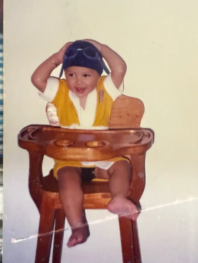 A post by @robdawe on TikTok caption: A través de la historia, un sinfín de personas han marcado la diferencia en todos los rubros: descubrimientos, cambios en política, religión, arte… Aun así, un solo detalle, una sola faceta de su vida, ha sido razón para intentar borrarles o minimizarles. Hoy reconozco a uno muy cercano: ese niño que creció sin etiquetas, solo fiel a lo que su corazón anhelaba. Enorgullecer a su familia, jugar, dibujar, cantar, expresarse a través del arte. Gracias, Betito, por no tener miedo a ser tú. Gracias a mis padres por darme espacios de aceptación a pesar de sus miedos. Gracias, Mamá, por cuestionar tus propios aprendizajes. Gracias a mis hermanos, a mis amistades que han estado ahí, a Gina —mi terapeuta de 4 años—, y a Dios, que ha sido parte de mi camino incluso en los momentos difíciles. Y regreso a ti… Betito, Beto, Dawe, Roberto, Rob: Gracias por seguir maravillándote con la vida, por aceptar lo “feo y duro” como parte de ella. Sabemos que no todo ha sido fácil. Hubo luchas internas y externas para entender por qué una parte de ti podía ser motivo de rechazo o peligro. Hoy elijo agradecer. Porque aun con privilegios, el camino del amor propio, la aceptación y el autoconocimiento es el viaje más valiente que pudiste emprender. Y el regalo más grande que jamás imaginaste recibir. Te mereces tanto. Y prometo seguir trabajando para ser quien te lo pueda dar. Happy Pride Month 💖💪🏼 #PrideMonth #mesdelorgullo 