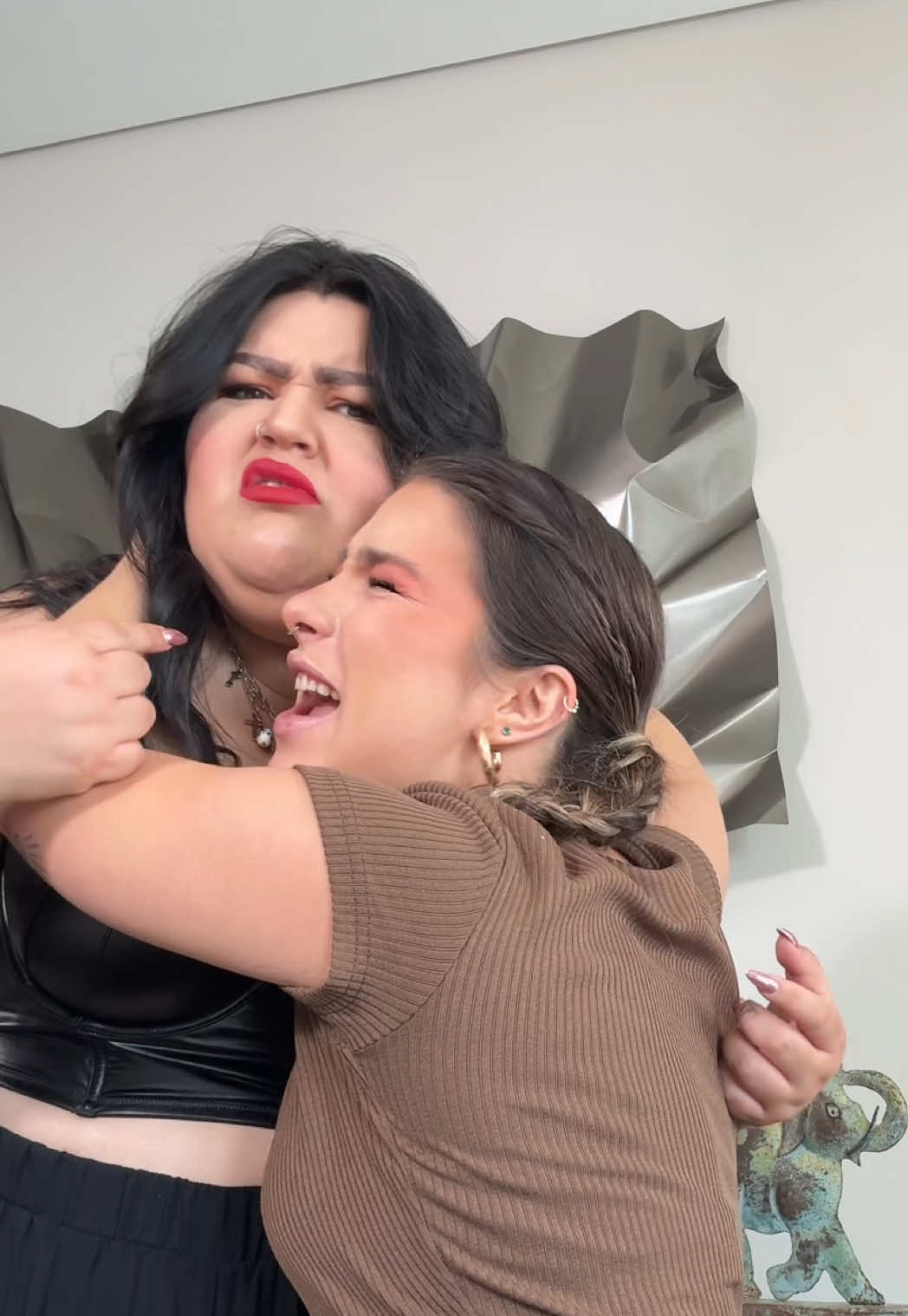A post by @mariabolio on TikTok caption: ✨ salud por esas amigas con las que te llevas pesado pero te cargan ligerito el corazón 🥹 tqm @La Fatshionista 😍🤞🏻 abrazo de copas 🫶 #seisdecopas 