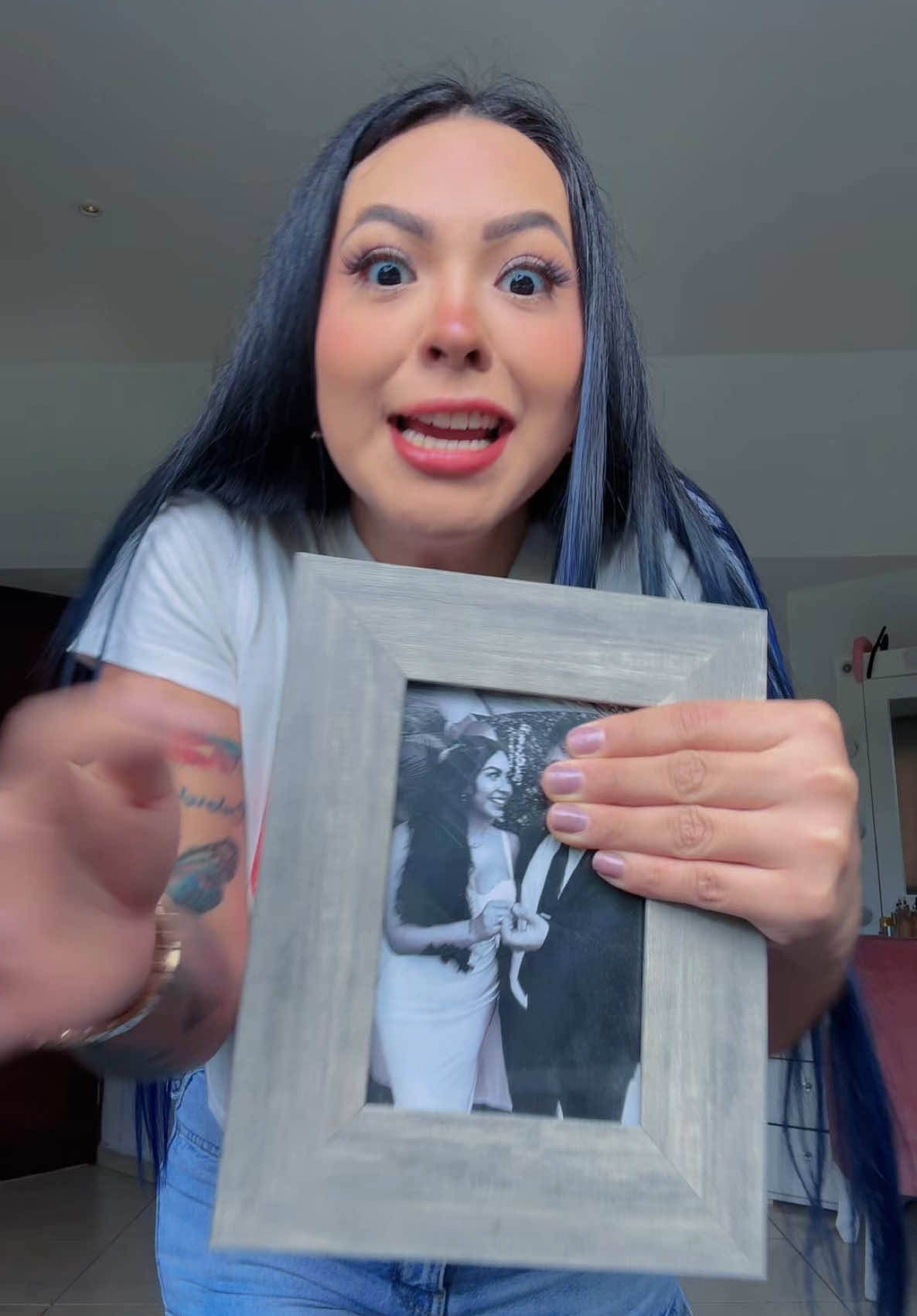 A post by @karenbustillosg on TikTok caption: La vi con otra 😡😡 