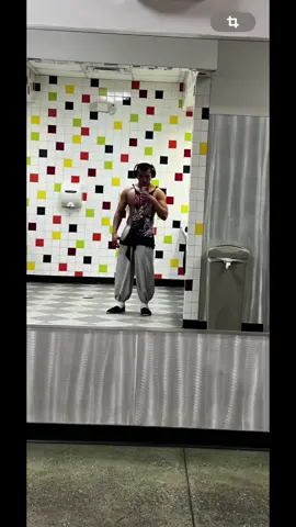 A post by @sonyjohnn3 on TikTok caption: Mi mente ya solo piensa en entrenar que ya no puedo parar #gym #calistenic 