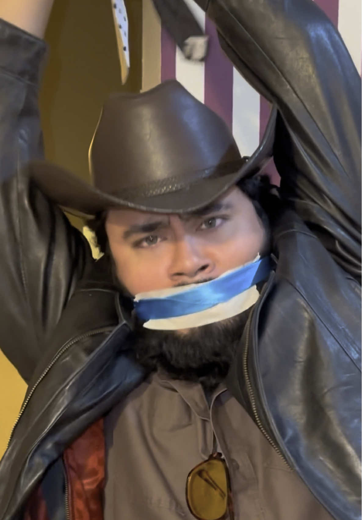 A post by @thepadrineithor on TikTok caption: Quien podrá salvar al padrino de nuevo 