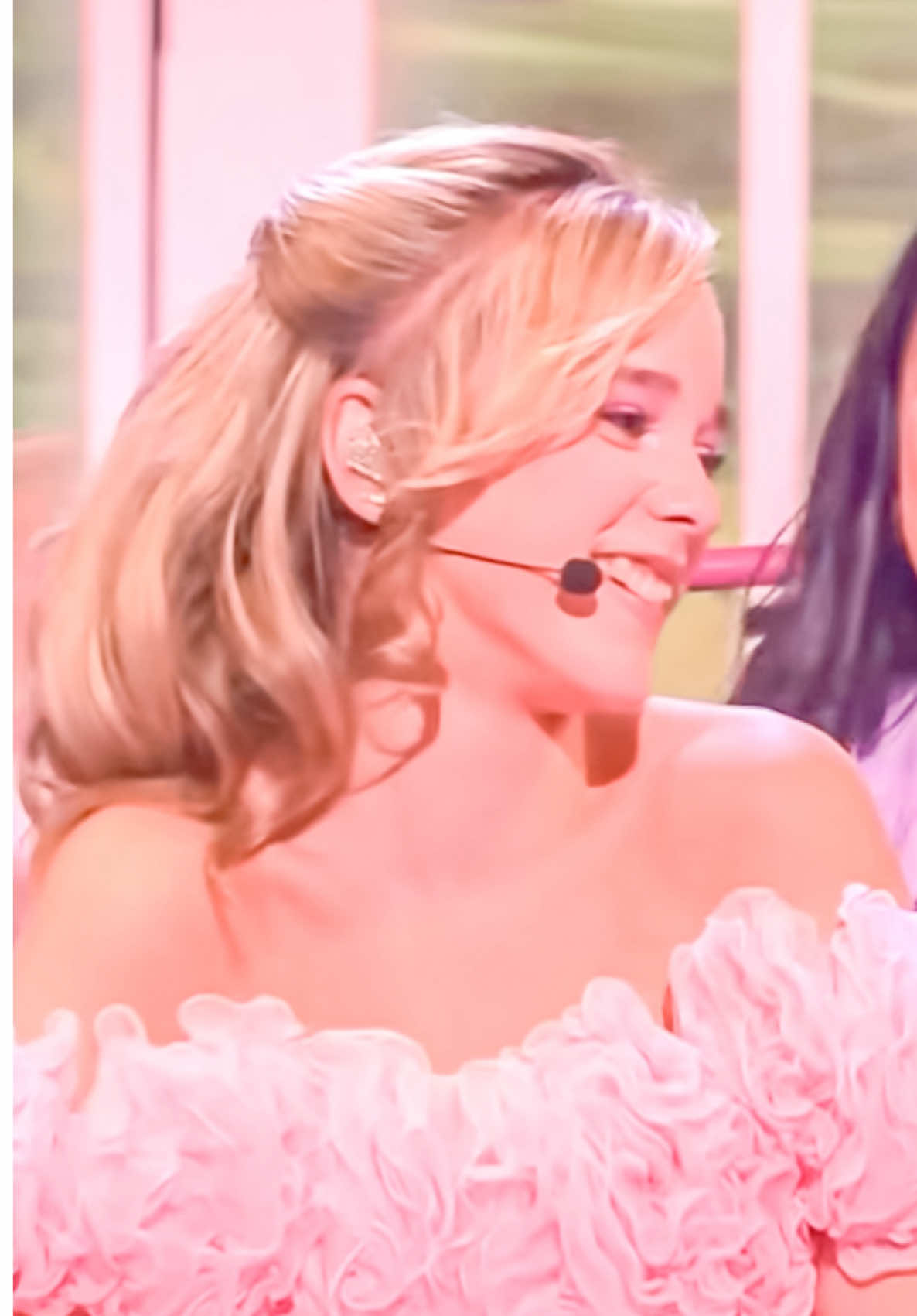 A post by @emmakokofficial._ on TikTok caption: POPULAIR - WICKED 🩷💚🫧 🇳🇱: Ik keek zo uit naar deze aflevering!!!! Ik was zo mega EXCITED om de rol van Galinda/Glinda te spelen 🤭 En ik heb het gewoon gedaan!!!! Ik zat echt helemaal in mijn element op dat roze bedje!! Met de meest lieve dansers om mij heen 🩷  🇺🇸: I was really looking forward to this episode!!!! I was so EXCITED to play the role of Galinda/Glinda 🤭 And I did it!!!! I was having so much fun on my pink bed!! With the most amazing and sweetest dancers around me 🩷 @MediaLane Live @RTL @LMIPA #fy #foryou #fyp #foryoupagе #viral #trend #trending #furdich #furdichseite #furdichpage #voorjou #voorjoupagina #voorjoupage #blowthisup #blowthisuptiktok #emmakok #glinda #galinda #glindathegoodwitch #galindawicked #wicked #wickedthemusical #broadway #broadwaymusicals #broadwaygirls #starsonstage 