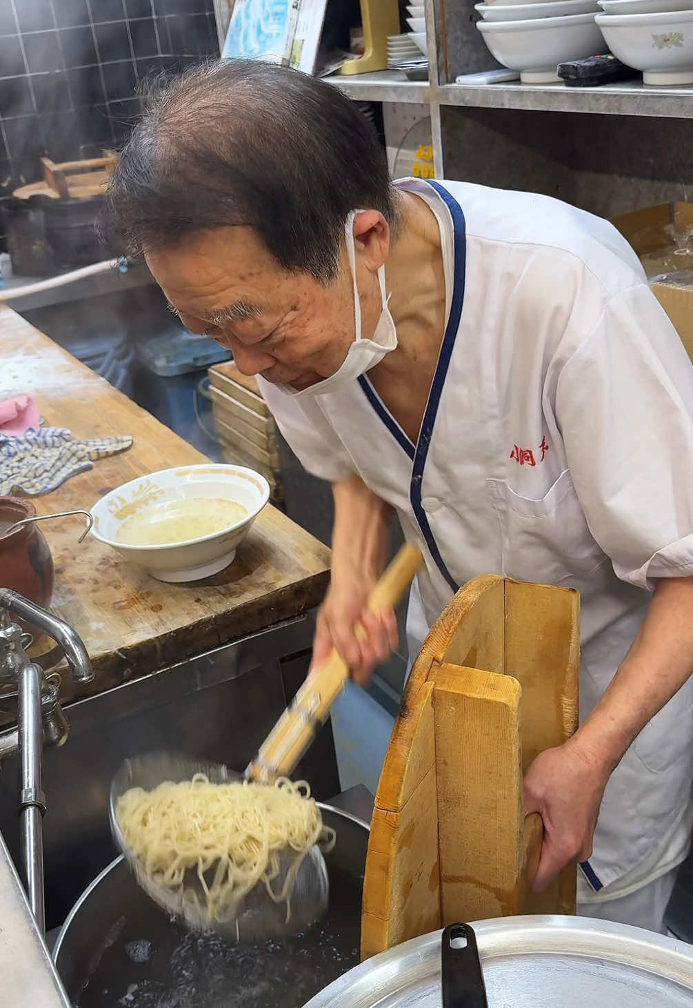 A post by @joker_gourmet on TikTok caption: 50年以上大阪の胃袋を支えるお父ちゃんの塩ラーメン🍜 【小洞天】 ◎叉焼ワンタン麺 1,300円 大阪で半世紀以上愛され続ける老舗の名店！ 丼の底まで見えそうな限りなく透明なスープは塩分と胡椒っ気が効いたハッキリとした味わい！ 平ザルでしっかりと湯切りをした中細ストレート麺と相性抜群で完飲完食🙌 1週間以上漬け込んだ豚肩ロースのチャーシューもとても美味しかった！ 大阪で呑んだ後の〆に是非食べに行ってみてください！ ごちそうさまでした！！！ ——————————————————— 📍大阪府大阪市中央区千日前1-6-10 千寿ビル　１Ｆ  🚃難波駅徒歩5分 ⏰18:00-0:00 💤日曜•祝日 ——————————————————— #東京グルメ #大阪グルメ #japanesefood #tiktokfood 