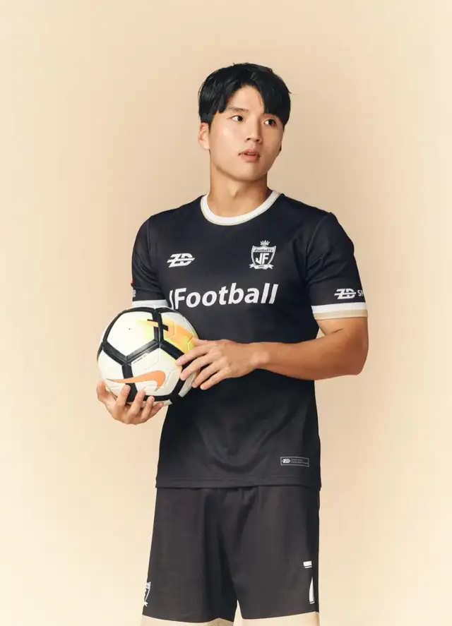 A post by @jfootballtv on TikTok caption: Hi everyone, it’s JFootball ⚽️  안녕하세요 제이풋볼입니다  I changed my profile picture to one with my face showing  제가 얼굴 나오는 프로필 사진으로 변경했어요 For over 5 years, I’ve only used the text “jfootballtv,” so this was actually a big change for me 5년 넘게 텍스트 jfootballtv만 써오다가 바꾼 거라 저한테는 큰 변화였습니다 Honestly, I was really attached to that logo 정말 정든 로고였거든요  I realized it was time to take a step forward 이제는 한 발 더 나아가야겠다는 생각이 들었어요  So I decided to show my face 그래서 얼굴을 드러내기로 했습니다  Lately, I’ve been dreaming bigger 요즘은 더 큰 꿈을 꾸게 되더라고요  I want to grow into a famous world creator 🌎  전 세계적인 크리에이터가 되고 싶어요  Changing the profile photo feels like the first step in that direction 이번 프로필 사진 변경이 그 첫걸음 같아요  It might feel a bit different, but it feels right 조금 낯설지만 이 방향이 맞다고 생각해요  I’ll keep sharing my love for football and telling stories in my own way 앞으로도 축구에 대한 열정 제이풋볼 도전 계속 하겠습니다  Thanks for being part of the journey! 감사합니다!  #jfootballtv #제이풋볼