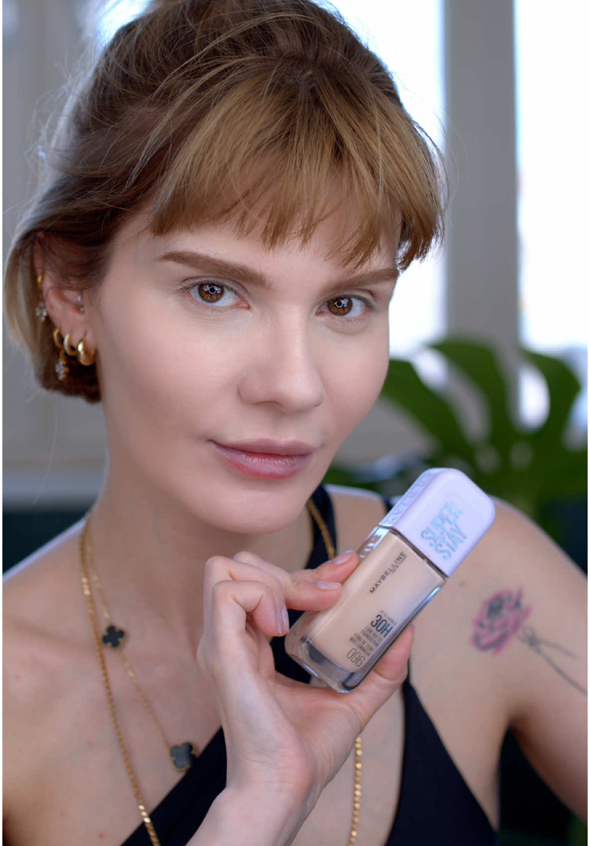 A post by @yagmurvardar_ on TikTok caption: #işbirliği Maybelline New York Super Stay Lumi-Matte Fondöten çok ince yapısıyla ve ortadan yükseğe arttırılabilir örtücülüğüyle çoğu kişinin seveceği bir ürün. Yeni nesil saten mat bir bitişi var. Kuru ciltler nemlendirici bir makyaj bazıyla kullanmalılar. Karma ve yağlı cilt tipine sahipseniz gün boyu kalıcı ve ciltte ağırlık yapmayan bir ürün olduğu için sizin için ideal. Ürün sabitlendikten sonra gün boyu kalıyor, herhangi bir parçalanma ya da çatlama gibi bir sorun yaşamıyorsunuz. Özel günde dahi kullanılabilir. Benim cildime uyguladığım numarası 96 numarası. Ben bu ürünü 8 ay önce yurtdışında satın almıştım. Uzun süredir deneyimleme imkanım da oldu. Cildimde herhangi bir sorun yaratmadı. @Maybelline NY #maybelline 