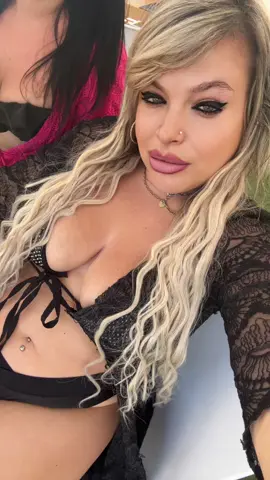 A post by @danyqueen14 on TikTok caption: Tiktok siamo al mare …Ogni bionda ha la sua mora 👩👧🏾♥️@🖤PANTERA🖤 