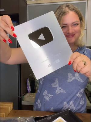 A post by @viki_iwa on TikTok caption: Распаковка Серебряной Кнопки YouTube — Мой Первый Большой Шаг! #Распаковка #YouTubeКнопка #SilverPlayButton #100КПодписчиков #БлогерскаяЖизнь #Мотивация #КонтентСоздатель #МояИстория #Влог #ЮтубРоссия #Вдохновение #ВикусяНаЮтубе #YouTubeUnboxing