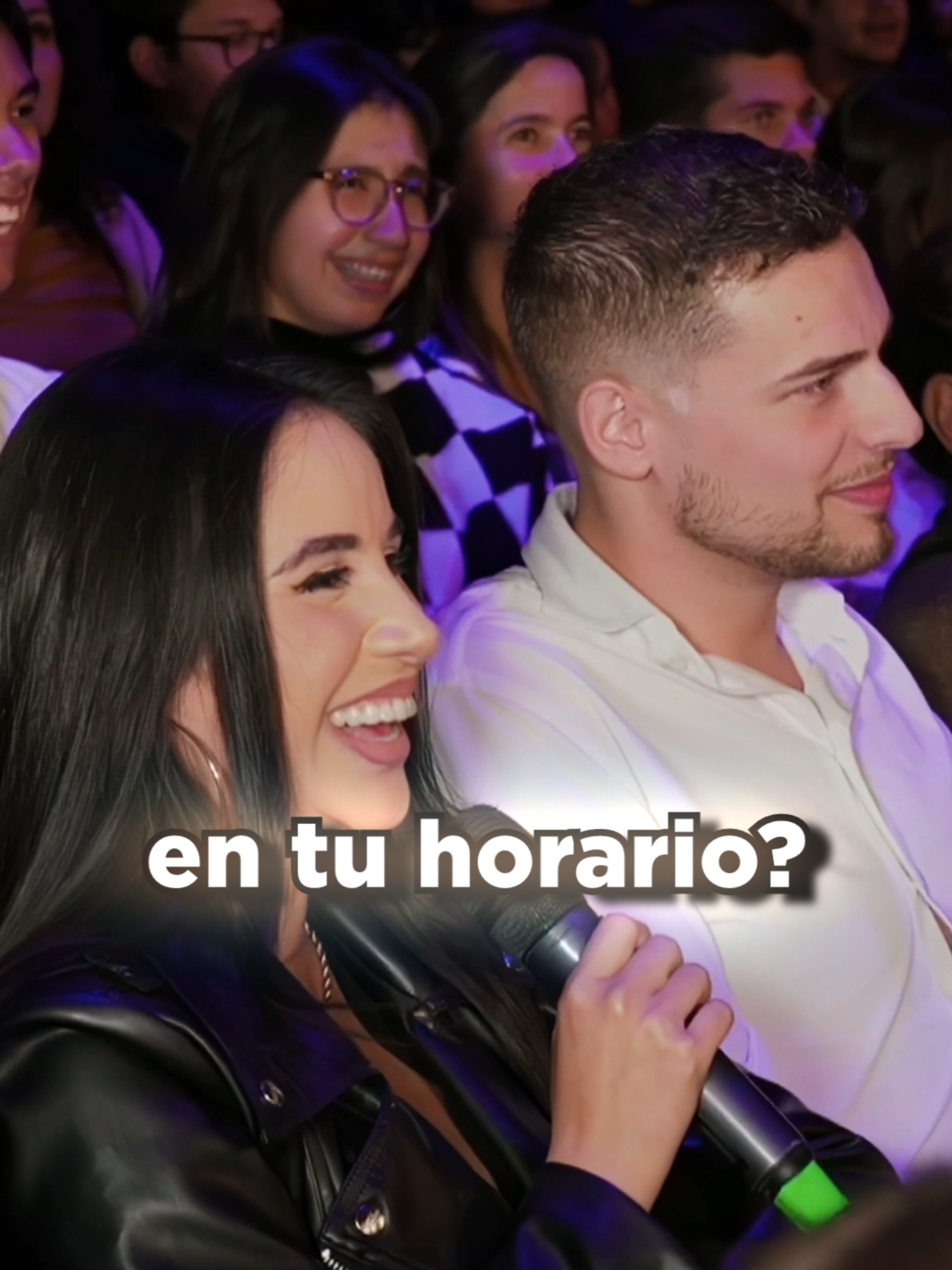 A post by @hablandohuevadas.pe on TikTok caption: Él es de Países Bajos y ella trabaja en TV Perú #hablandohuevadas #humor