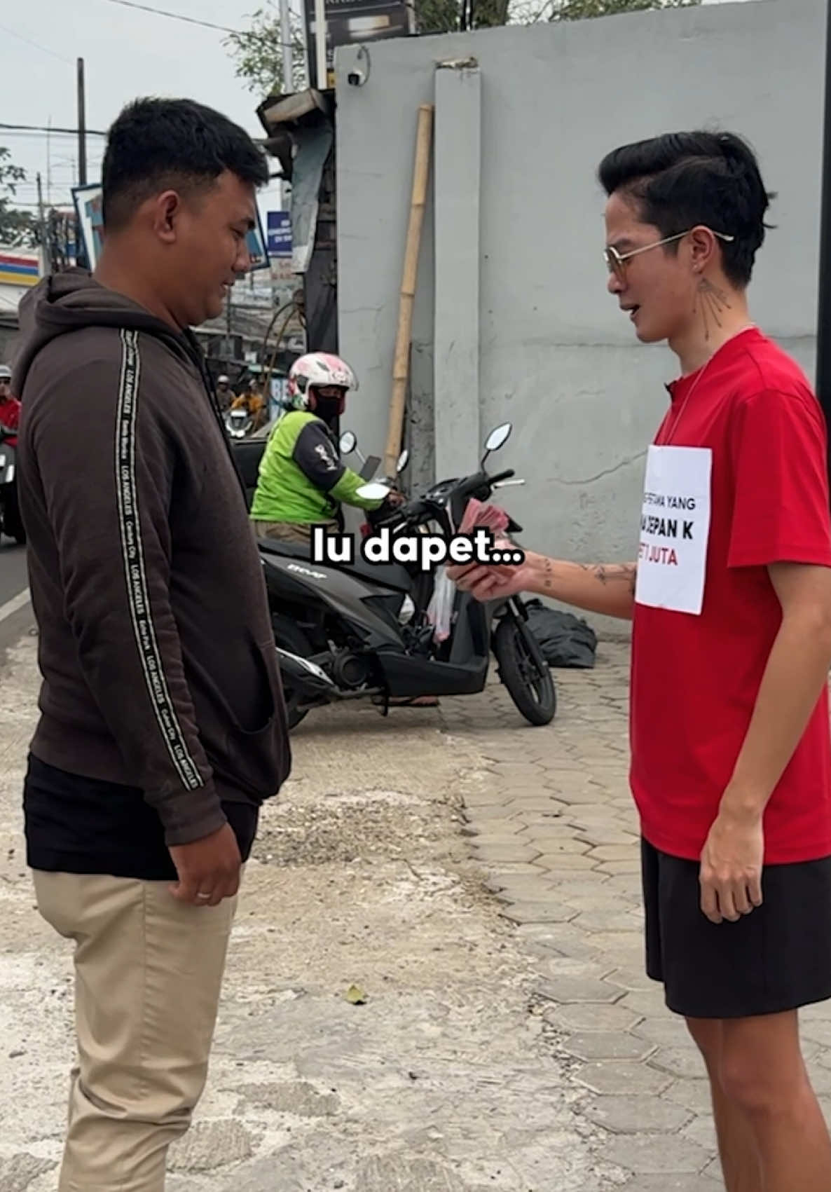 A post by @ivanlafofficial on TikTok caption: susah juga nyarinya ya.... @Kopi Kapal Api #SecangkirSemangat #KAIO2025 #KapalApiIndonesiaOpen2025
