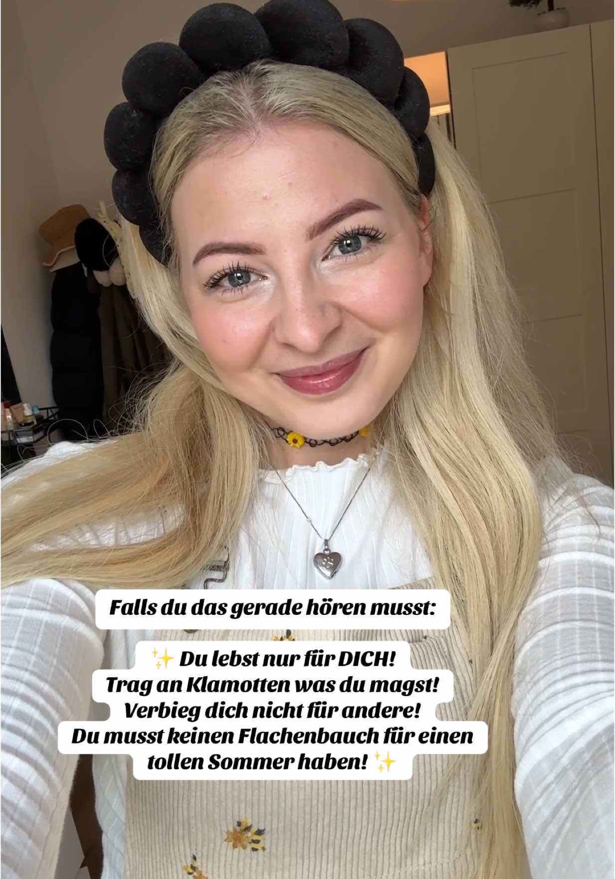 A post by @chaospony_ on TikTok caption: Falls du das gerade hören musst! 🌻 Instagram: Chaospony 📍 #asmrjanina #fyp #fypage #fürdich #fy #trendiing #viralvideo #selfcare #vlog #MaestriDelPov #foryoupage #reminder