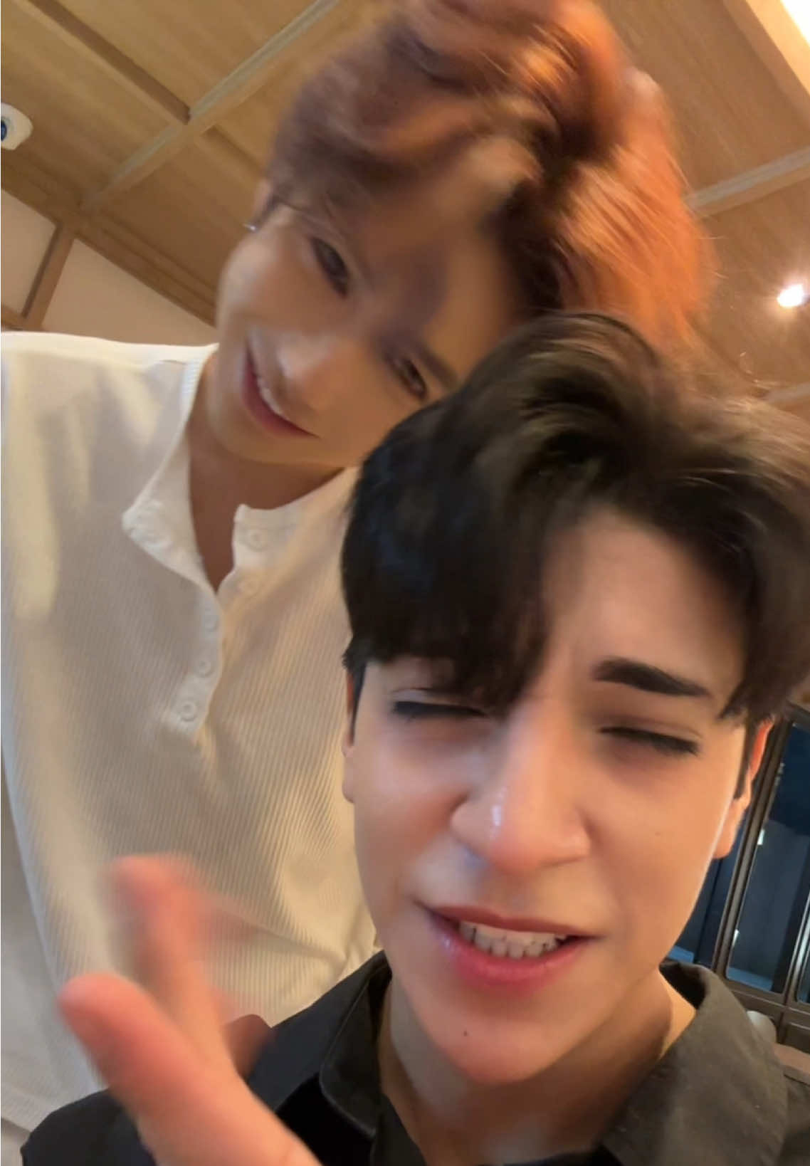 A post by @emanuelsitok on TikTok caption: maluma baobei 宝贝 @mlmb.l 😍 #humor #friends #paratii 