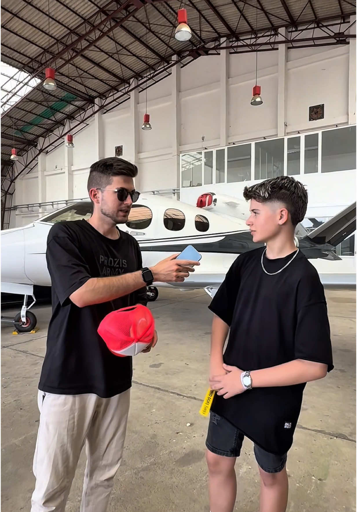 A post by @bydavidir on TikTok caption: Este chico JOVEN me invito a su AVION!😱 del chico que habla @andreafxofficial #avion #volar #feliz 
