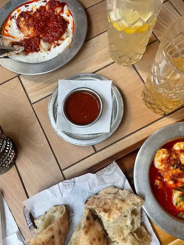 A post by @petrikcsenge on TikTok caption: Nagyon finomat ettünk a Babkában, aztán egy hasonló jót a @LuLu Budapest-ben és a @Chez Dodo Artisan Macarons se maradjon ki! Bár ott nagyon kellett figyelni, igazából semmiből sem ehettem volna; de picit szabad 😅. Köszönöm drága @Kamilla Nagy, megint szuper helyekre vittél 🥹🤍 #foryouba #nekedbe #petrikcsenge 