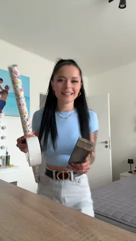 A post by @lipko05 on TikTok caption: Part2❤️ szerelmem szuletesnapi ajandekjat csomagjuk be❤️#koszonomhvagy#szeretlek#30#kincsem#foryou#fy#eletem#boldogság #szeretlek#mindenem#nekedbelegyen #csibesz#csibeszne#szeretem#szeretlek#meglepibuli👑♥️ @💋Imre Gergő💋 