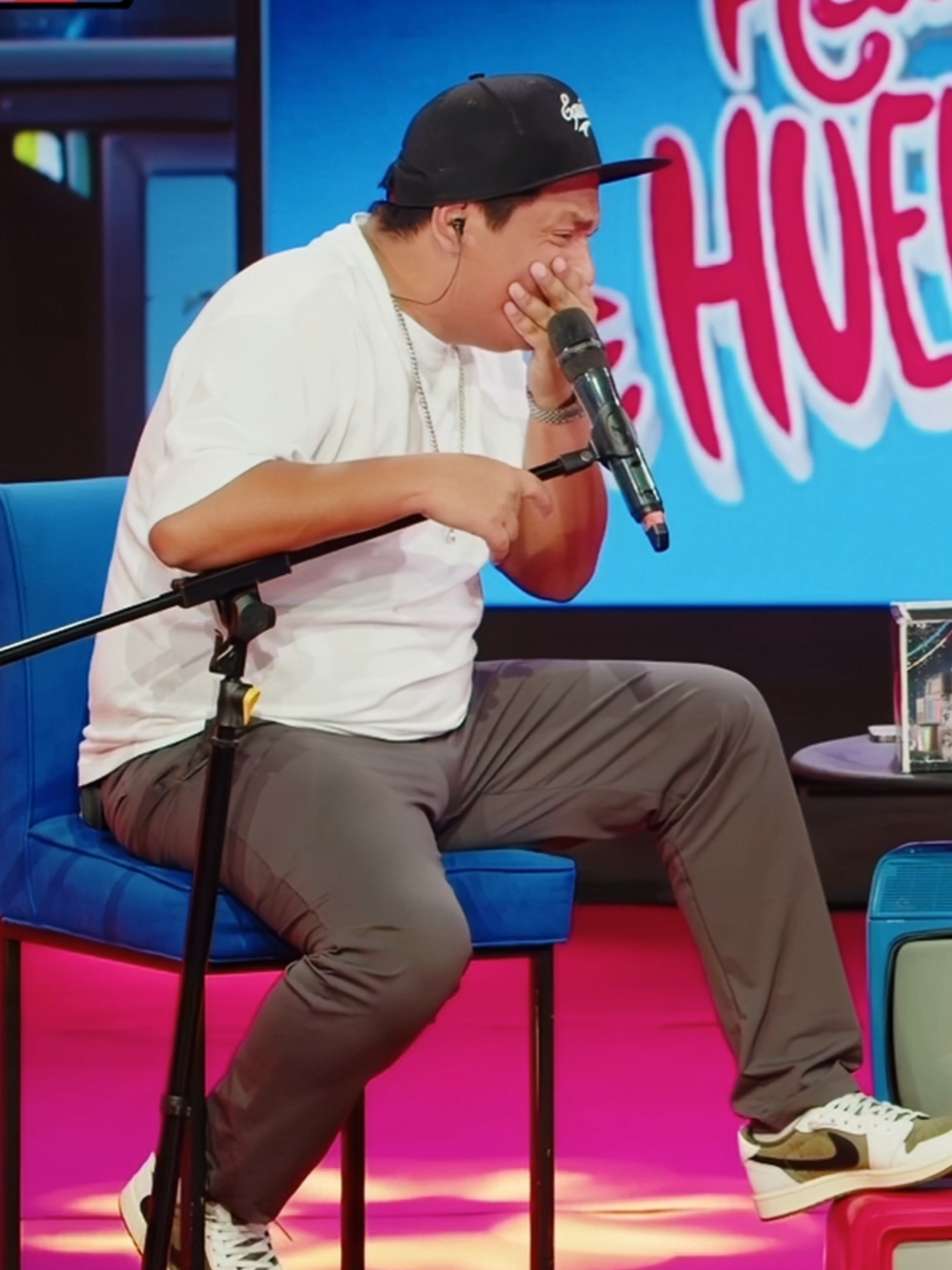 A post by @hablandohuevadas.pe on TikTok caption: Jorge Luna extraña su antiguo vicio #hablandohuevadas #humor