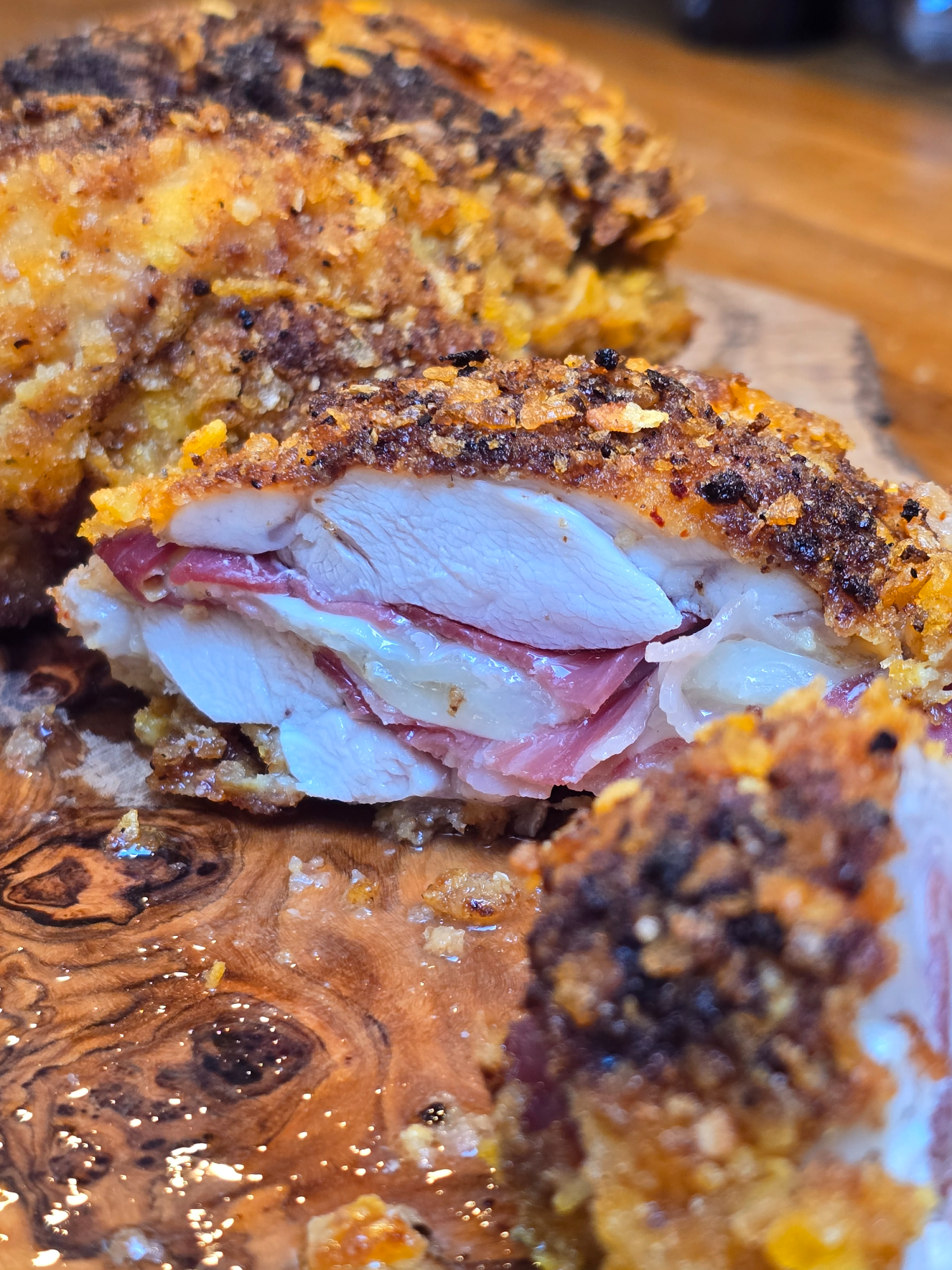 A post by @bonne_pitance on TikTok caption: Cordon bleu de PanPan ! Mangez du lapin pour sauvez des poulets ! Ici je le fais en deux façons, soit avec des cuisses de lapin désossées, soit avec des demi râble de lapin désossés aussi. Si cette technique ne t'es pas familière, pense à les commander chez ton boucher déjà désossés ! ;) J'affine ma viande afin qu'elle soit le plus plate possible, J'ajoute du jambon et du fromage, ici j'ai mis du jambon Kintoa et de l'Ossau iraty, tout simplement paracerque je suis un homme de gout, mais tu peux mettre du blanc de dinde et du Babybel, ca sera dégueulasse, mais ce sera pas de ma faute ! Je laisse prendre sous filme alimentaire 30 petites minutes au congel avant de les plonger dans farine --> Oeuf --> Panure (j'ai faire de la panure avec biscottes et cornflakes en mixant pas trop fort et assaisonnée de sel, poivre et piment d'Espelette, c'était très cool). Ensuite je marque à l'huile de chaque côtés mes cordons bleu, pendant 4/5 min en tout, puis j'enfourne ma poêle (si elle va au four, évidemment mon paulo !) pendant 15/20min au four à 180). Si tu veux que ce soit plus coulant, mets un autre fromage ! L'Ossau Iraty c'est pas de la mozzarella ! Allez, Bon app ! #pourtoi #bonnepitance #viande