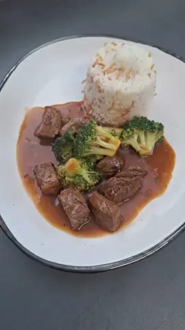 A post by @kochen.macht.spa on TikTok caption: Steak mit Brokkoli Reis und Sojasoße  Rezept  600g Steak  5 El Sojasoße  1 El Chili Knoblauch Öl  3 Knoblauchzehen  2 cm Ingwer  30 Minuten ziehen lassen 1 Blumenkohl  30g Butter oder Magarine  50g Fadennudeln  ca. 400g Reis  3 3/4 Wasser  etwas Salz  1 gehäufter El Speisestärke  4 El Sojasoße  200ml Wasser  #steak #reis #kochen #lecker #food #essen #Foodie #funny #FoodLover #trends #rezept #einfacherezepte #schnellerezepte 