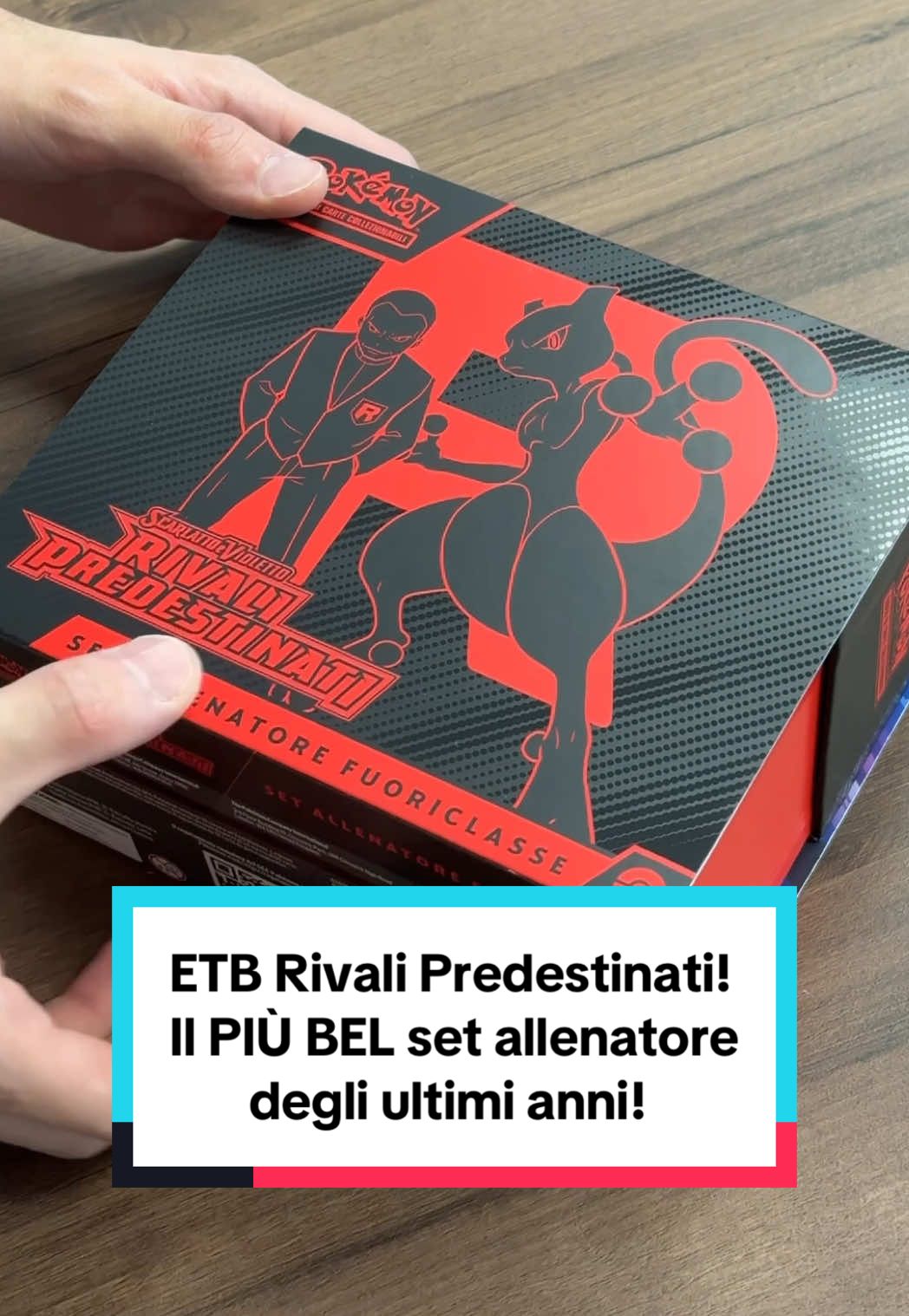 A post by @federic95ita on TikTok caption: Allenatori! Oggi apriamo uno degli ETB Pokémom più belli di sempre. Il Team Rocket questa volta l’ha fatta grossa, fabbricando un Set Allenatore da non farsi sfuggire per alcun motivo! #federic95ita #federicstore #pokemon #CartePokemon #PokemonIta #pokemonscarlatto #pokemonvioletto #PokemonTCG #PokemonCards #PokemonCommunity #PokemonCollector #GottaCatchEmAll #PokemonTradingCardGame #rivalipredestinati 
