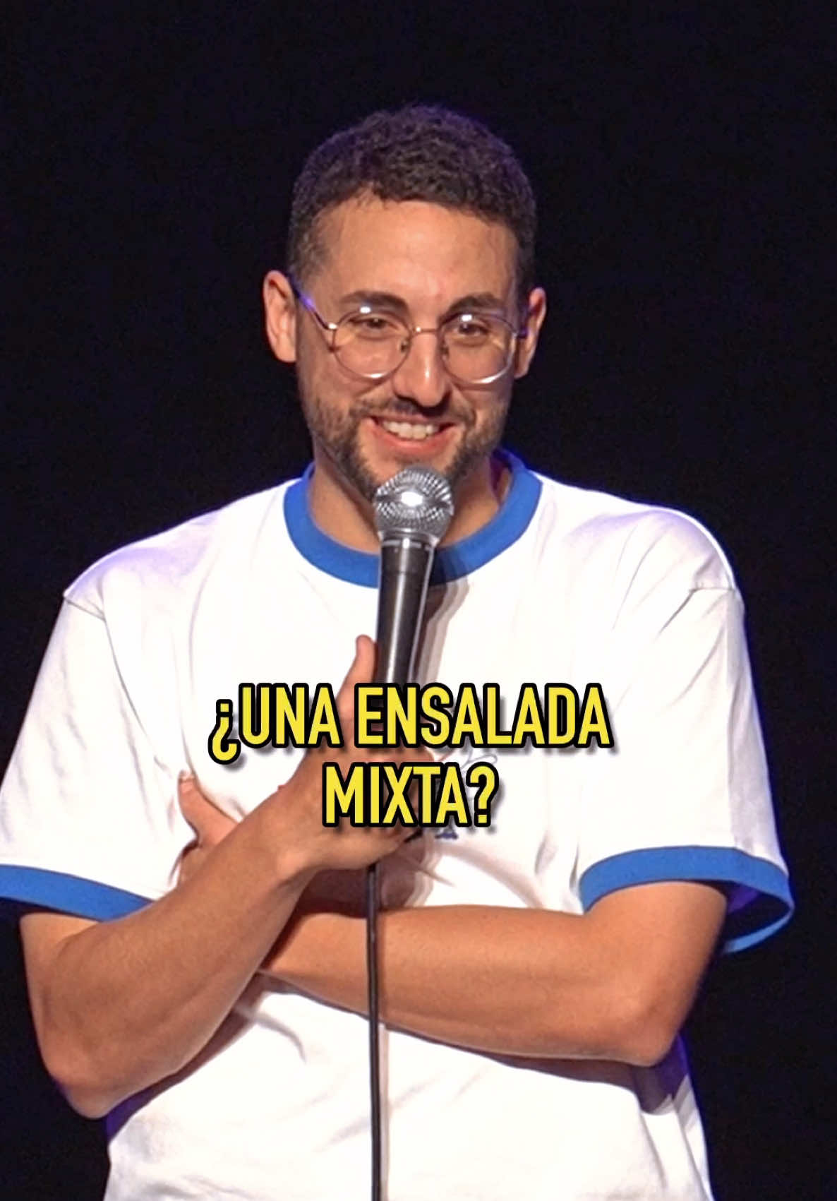 A post by @galdervaras on TikTok caption: Soy team ensalada templada, lo siento 🌈 #standup #humor #monologos #comedia #standupcomedy #crowdwork #impro 