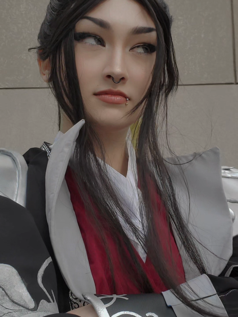 A post by @shinkoro_k on TikTok caption: #fengqing #muqing #muqingcosplay #heavenofficialsblessing #tianguancifucosplay #mxtxnovel  #cosplay #canada🇨🇦 #trending 
