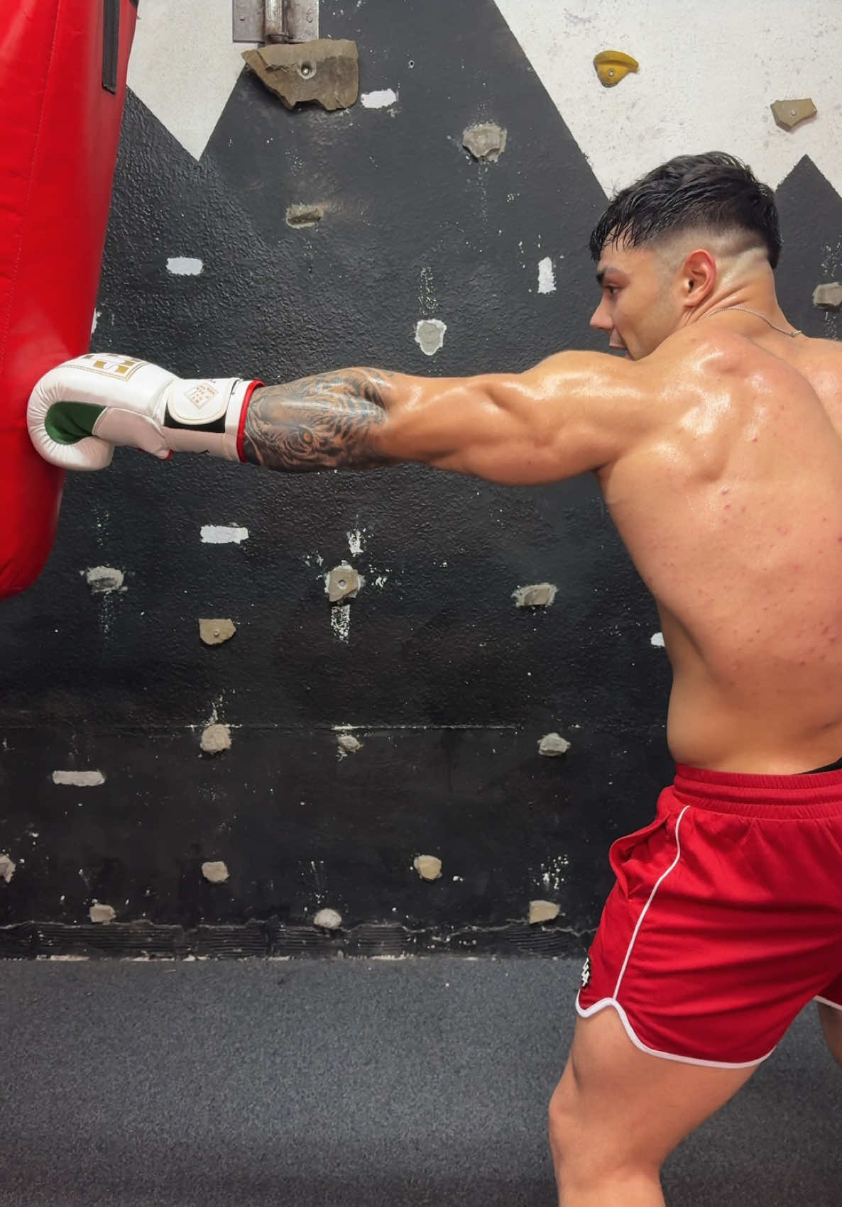 A post by @andoonig on TikTok caption: La Técnica Secreta #gym #fitness  
