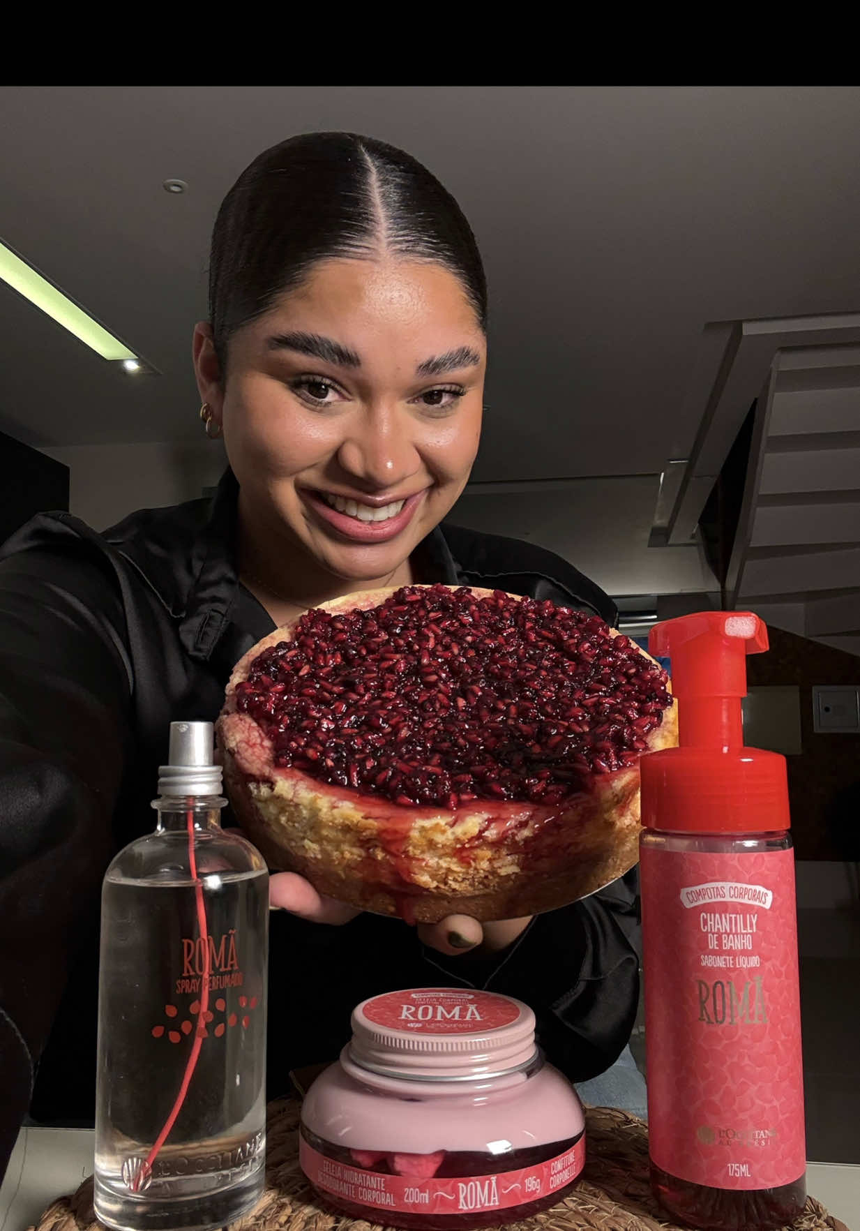 A post by @eloalmeida8 on TikTok caption: Competição de romã inspirado na linha de compostas corporais romã de @L’Occitane au Brésil  INGREDIENTES👇 Massa:  200g de biscoito  120g de manteiga derretida  Creme: 500g de cream cheese 100 de açúcar  3 ovos  100 ml de creme de leite  1 colher de chá de essência de baunilha  compota de romã:  2 romãs  3 colheres de açúcar  Metade de um limão pequeno espremido  PREPARO:  Triture os biscoitos e misture com a manteiga derretida até se formar uma massa e já pode passar ela pra uma forma de fundo removível.  Em outro recipiente com a ajuda de uma batedeira bata o cream cheese, o açúcar, os ovos e o creme de leite.  Despeje o creme que acabou de bater por dentro da forma já forrada com os biscoitos e leve pra assar em forno pré aquecido a 180°C por uns 40 minutos.  Depois de assar leve na geladeira até esfriar e despeje a compota de romã por cima e sirva.  Preparo da compota de romã: polpas do romã pra dentro da panela junto com o açúcar e o limão espremido. Receita rende de 6 a 8 fatias. #publi 