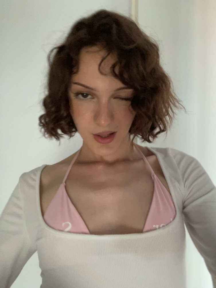 A post by @tesskrb on TikTok caption: 😙