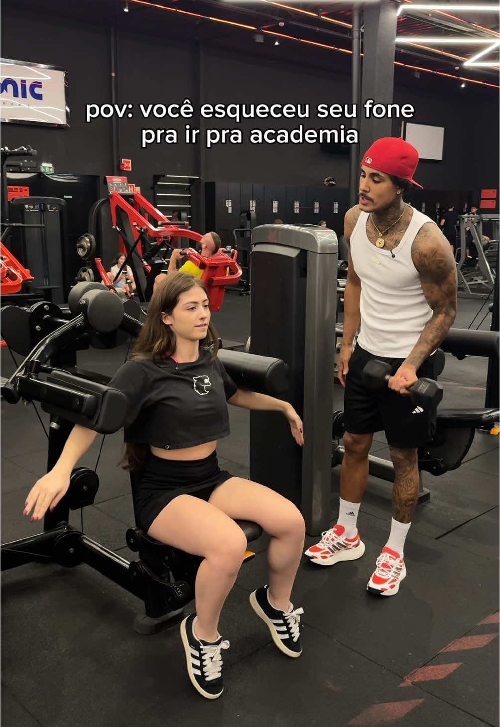 A post by @sofiaespanha on TikTok caption: sem ouvir musica não tem como né?