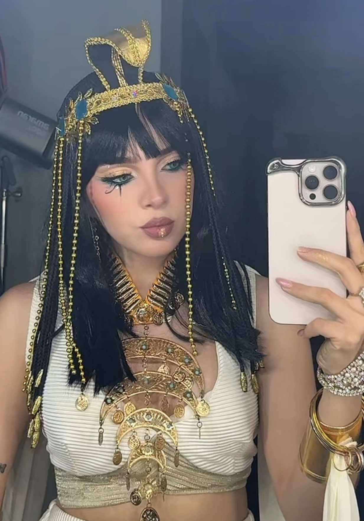 A post by @dayanaraurios on TikTok caption: Amé mucho hacer este maquillaje 🥹⚱️#cleopatra 
