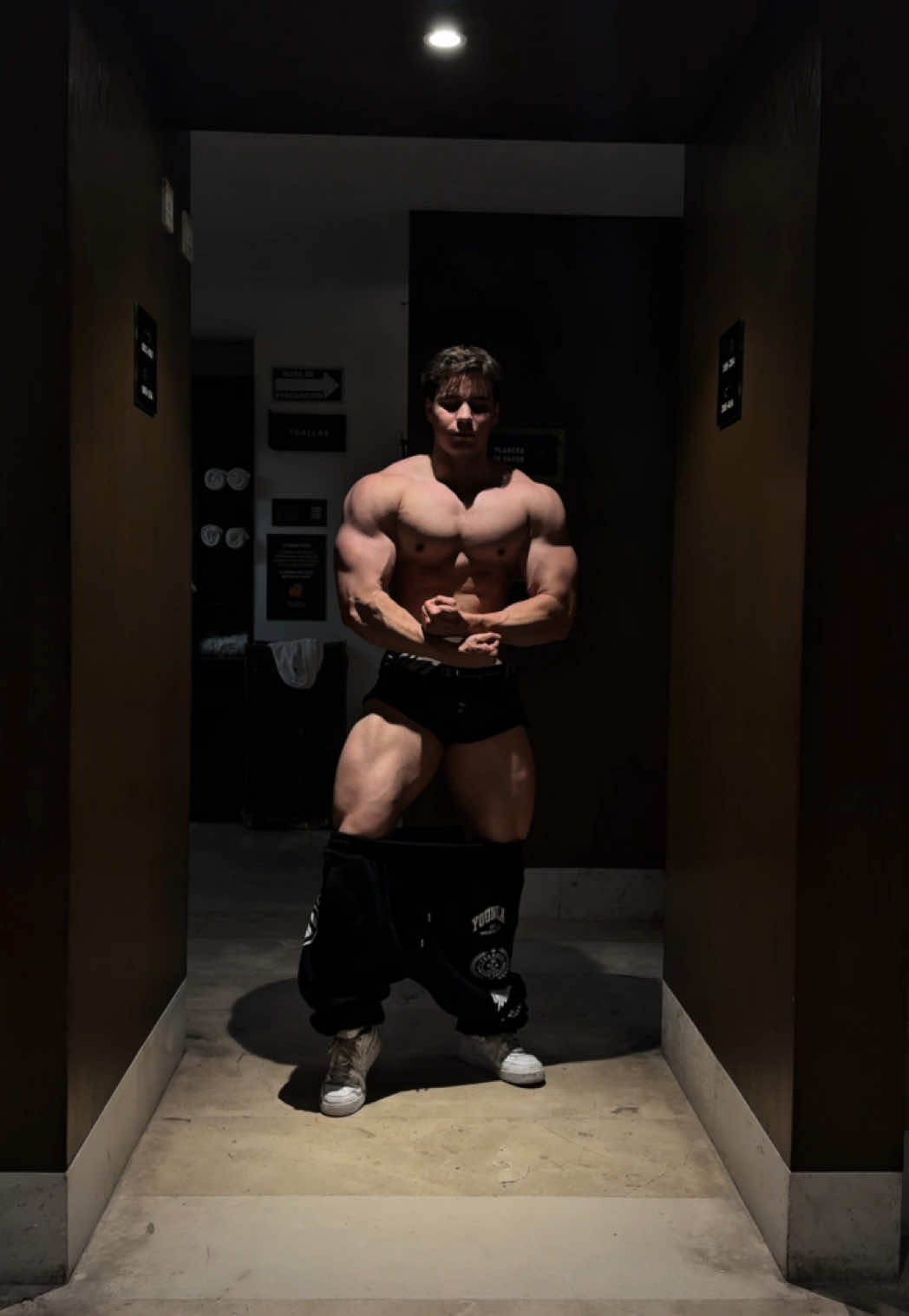 A post by @axelmguerra on TikTok caption: Jugando a ser aesthethic en pleno bulk 🐽🐷 #GymTok #fitness #fyp #gym #fitnessmotivation #aesthetic 