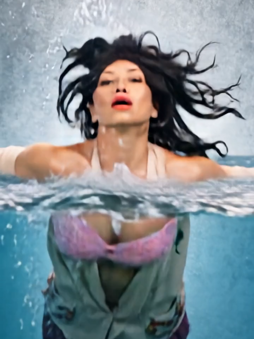 A post by @_lachupitos on TikTok caption: Ahora si andamos en el agua 🧜🏽‍♀️ #LaChupitos #tiktok #foryoupage #comedia #risa #fyp #viraltiktok 