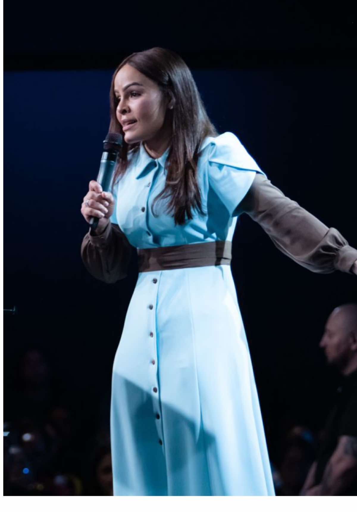 A post by @yeseniathenoficial on TikTok caption: Esta palabra es para ti!!🙏🏻#yeseniathen #fyp #Dios #palabra #noterindas 