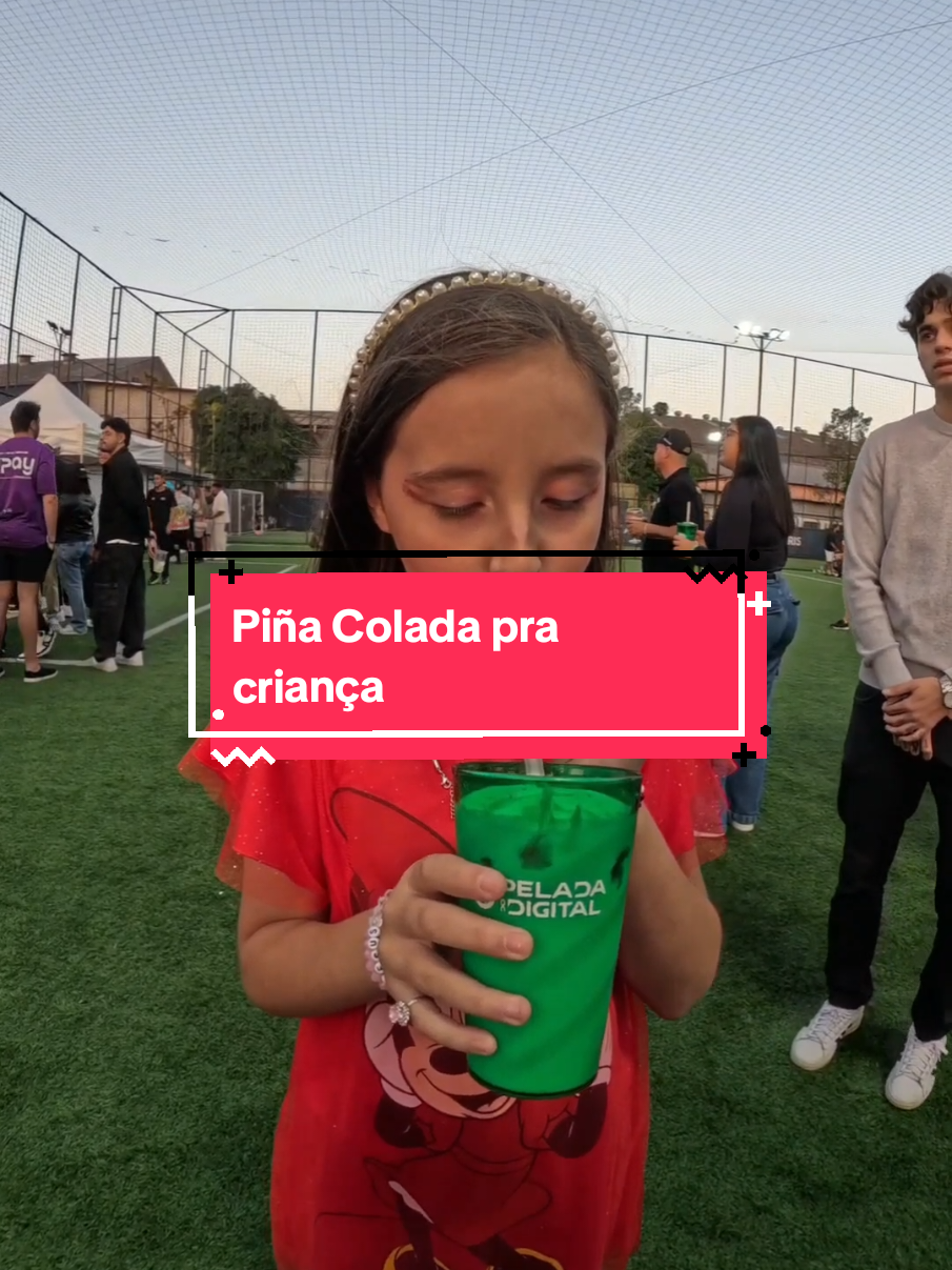 A post by @randbartender on TikTok caption: Durante a @peladadodigital, uma garotinha de 9 anos se aproximou e perguntou com toda a doçura: “você faz drink pra criança?” 🥹 E é claro que eu não ia deixar essa fofura passando vontade! Preparei uma Piña Colada Mocktail, feita com suco de abacaxi 🍍, creme de coco 🥥 e leite consensado, tudo batido com gelo pra ficar bem cremoso e refrescante. Ela adorou tanto que voltou pra pedir mais! 💛 Coquetelaria também é isso: criar experiências para todos os públicos, com ou sem álcool. #bartender #drink #MaestriDelPov #cocktail #bartenderlife #mocktail #pinacolada colada 