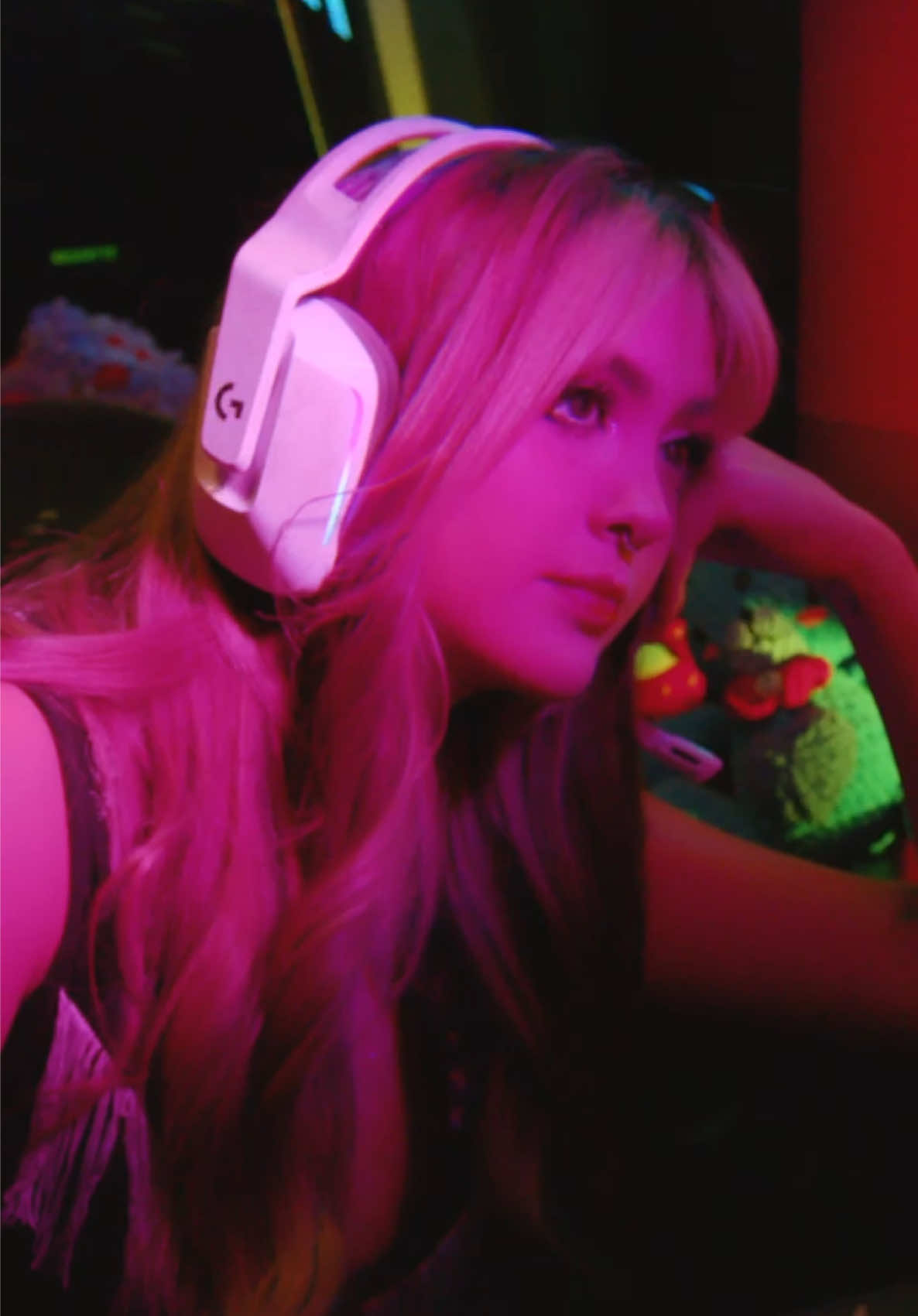A post by @arigameplays on TikTok caption: GAMEBOY 👾 Disponible este 5 de Junio en todas las plataformas digitales 💜🍓 #arigameplays #ariabela 