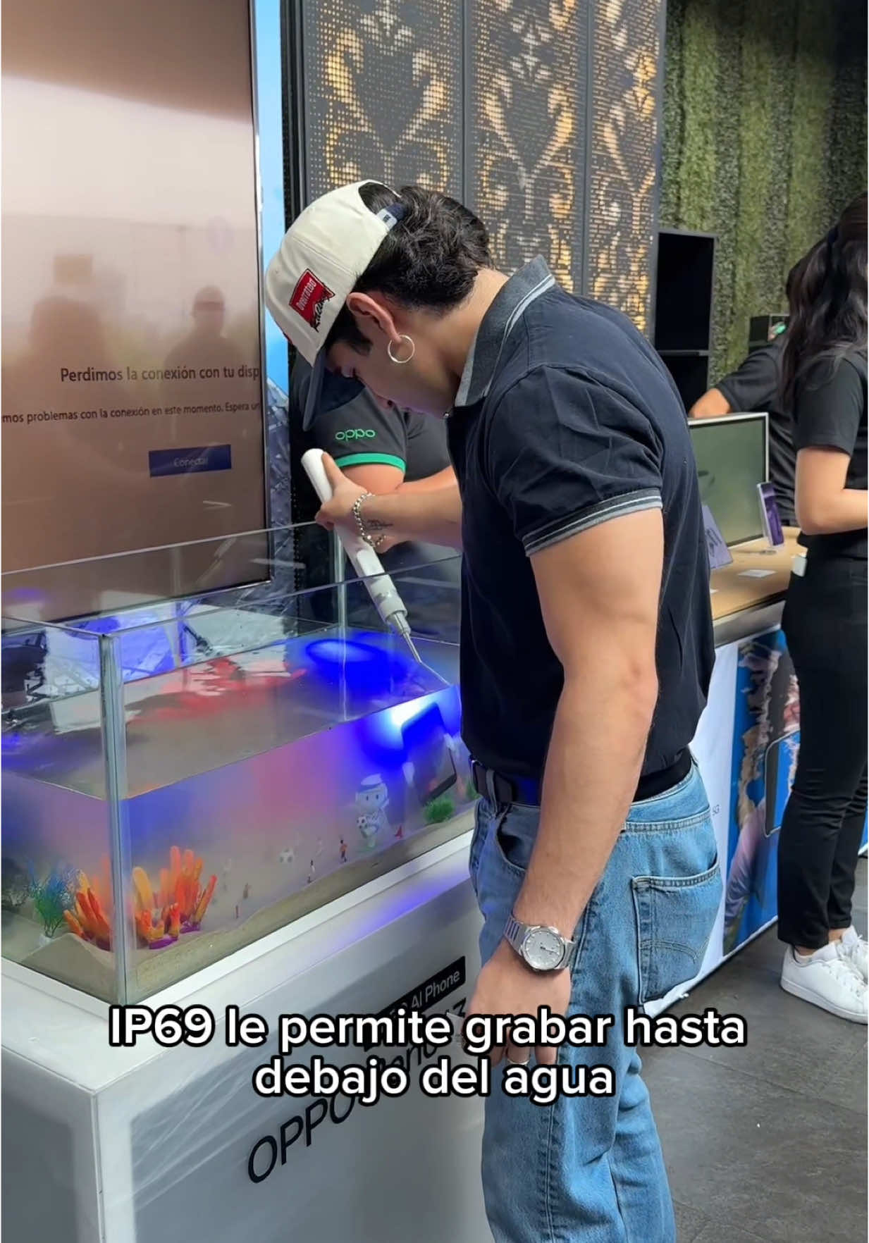 A post by @aaronmercury on TikTok caption: @OPPO México tiró la casa por la ventana para celebrar su 5to aniversario en México con la final de la Champions y adivinen quién estuvo ahí.  #MakeYourMoment #OPPOxUCL25 #OPPOMexico5toAniversario