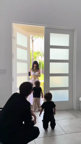A post by @augustogimenez on TikTok caption: Reacción a su nueva mamá 