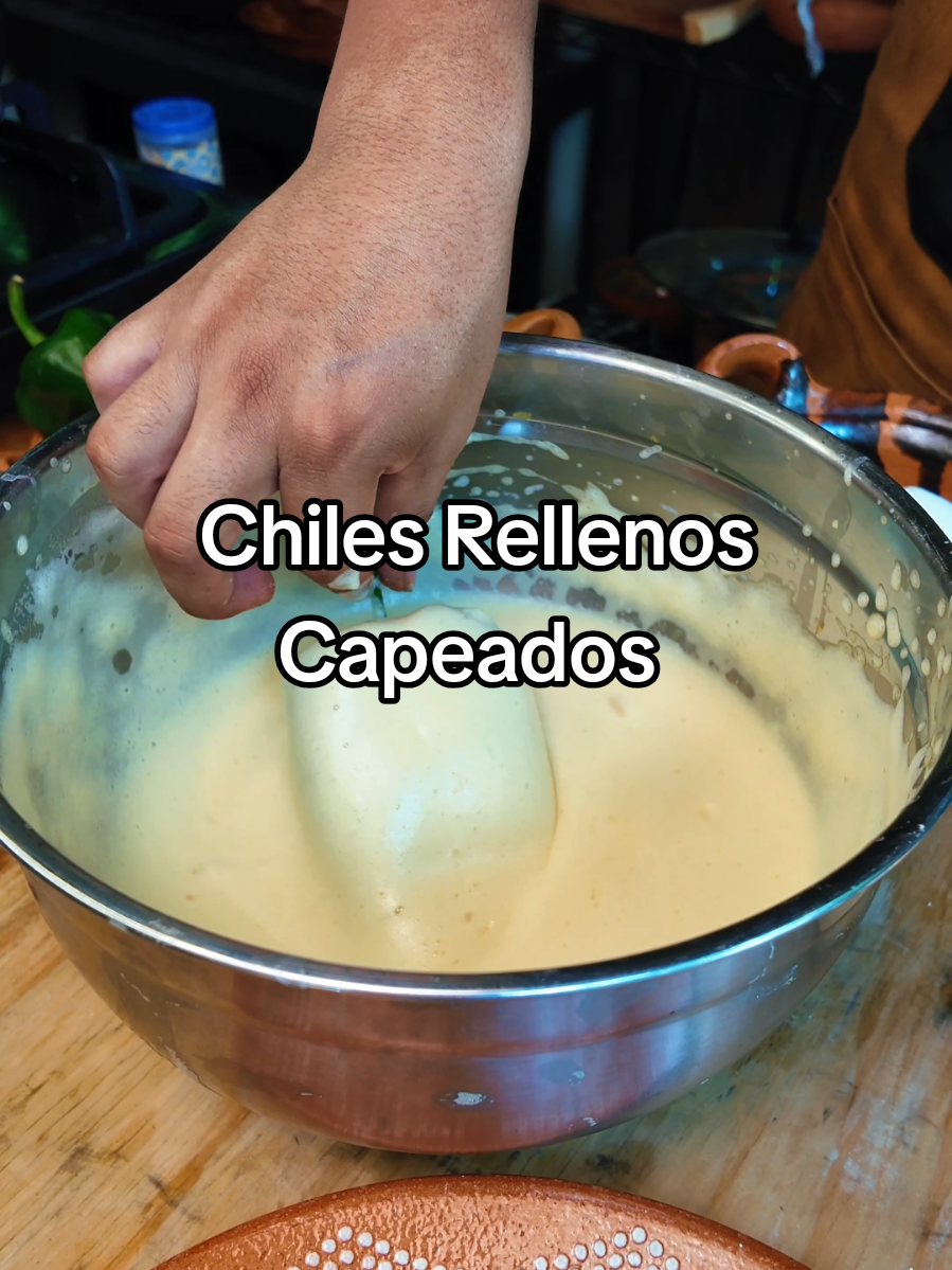 A post by @cocineroenproceso on TikTok caption: ¡Chiles Rellenos Capeados! . #yosoycocinero #recetas #recetasmexicanas #comidamexicana #recetafacil #recetacasera #ChilesRellenos #chilescapeados 