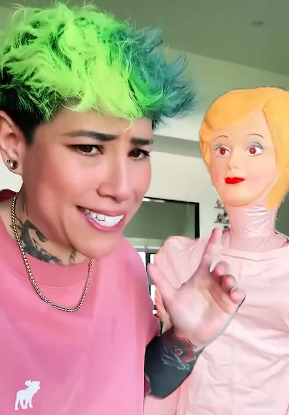 A post by @aliizquierdo_ on TikTok caption: La MUÑECA M4LDIT4 ES EN MI CASA!!😱😱deja un"❤️"para Pt2!!! 