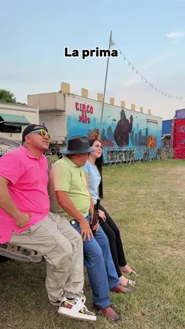 A post by @chiliwilyy on TikTok caption: La Prima 🤣🤣 
