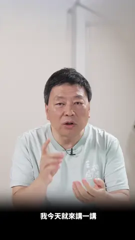 A post by @wzashow on TikTok caption: 美國前總統川普又引發轟動！他竟然接受卡塔爾王室送出的一架超奢華「空中宮殿」波音747-8I，打算用作臨時空軍一號，引起美國輿論熱議🔥！這場風波從2月開始發酵，飛機飛抵佛州棕櫚灘機場後，川普終於親自證實並解釋：老空軍一號太舊，沒面子！新機建造又遙遙無期，只能另找出路。結果，卡塔爾竟直接「送機」！如此重量級外交禮物，讓民主黨和媒體炸鍋，川普也再度成為全美焦點人物！🚁🇺🇸 #空軍一號 #川普 #卡塔爾王室 #中東土豪 #國際政治 #美國大選 #王志安 #王局拍案