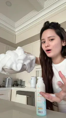 A post by @siliqueenofficial on TikTok caption: 🛀 mag bath time muna ang mommy ng Tenderoo baby wash ! With milk protein