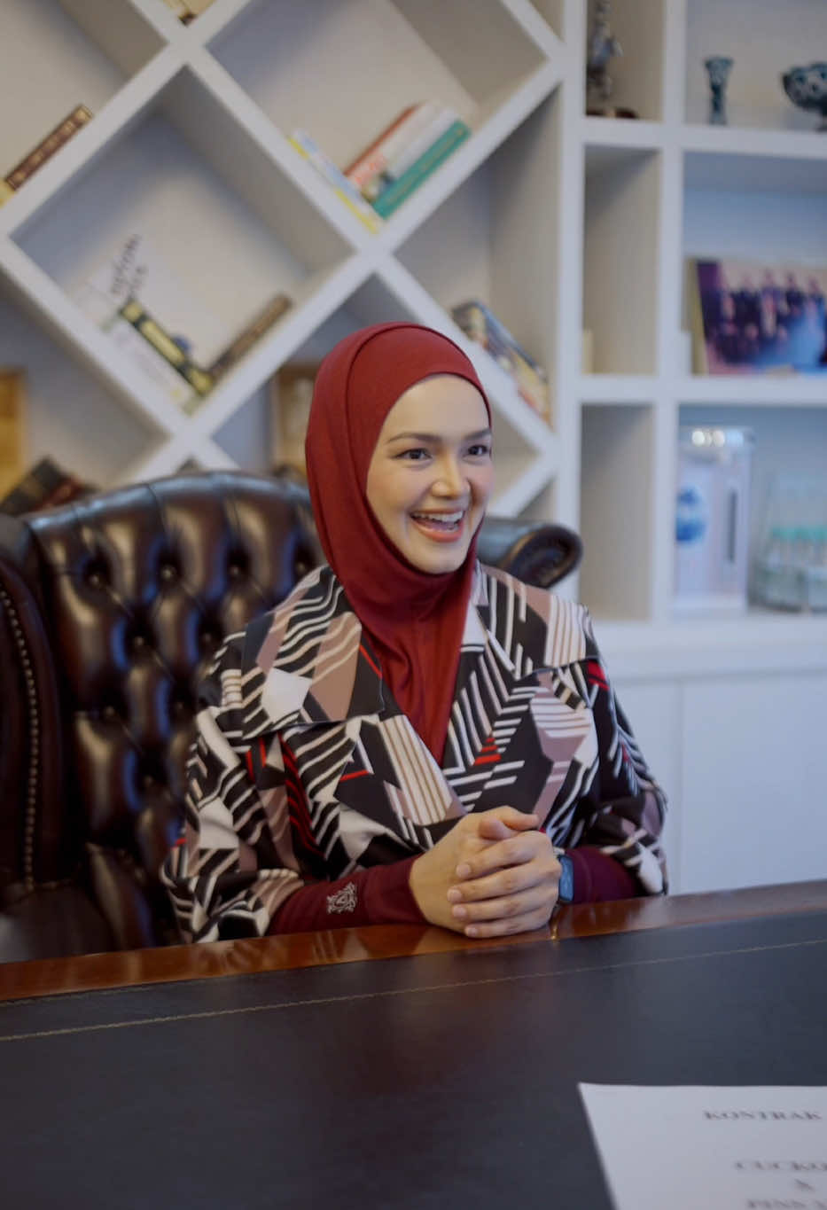 A post by @yang on TikTok caption: Pinn Yang jumpa Dato Sri Siti Nurhaliza sebab ni… 🥹 Masuk LIVE 4th Jun 11am ❤️ #pinnyang #sitinurhaliza #cuckoo 