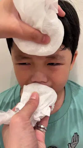 A post by @1006nk on TikTok caption: 天啊！！這次萌弟真的摔的鼻青臉腫了…. 最讓我們意想不到的，是背後的真相（還真像）😂 *得知真相笑出來的人去罰站🤣