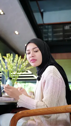 A post by @aureliehermansyahatta on TikTok caption: Siapa yang kucingnya picky banget sama makanan?? Kalian cobain deh produk Premium Beauty dry food dari @cherishyourpetid dengan freeze dried toppingnya 100% daging asli. Oiya sekarang mereka udah launching produk baru freeze dried juga loh, tersedia dalam 9 varian rasa yang di jamin kucing kamu makan terusss! 🤣 #freezedried #cherishyourpetid #cemilanalamibahagiamaksimal #happinessineverybite