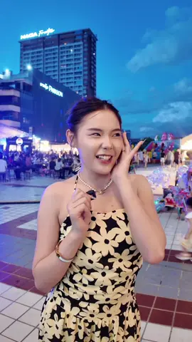 A post by @jmong19 on TikTok caption: จัดดดดด#หมึกร้านสีเหลือง #หนึ่งสตรีทฟู๊ด #เจ้ม่อง #jmong #กินโชว์ 