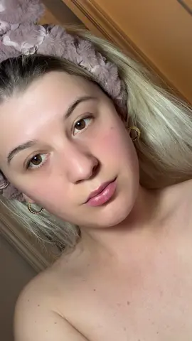 A post by @andrarusu98 on TikTok caption: 😘