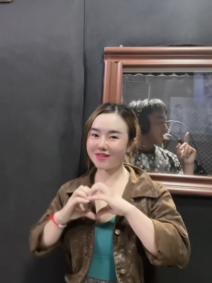 A post by @akou14143sb on TikTok caption: ตอบกลับ @ntsib.koj.lig2#music #akou #hmongrapper @pajkublauj63 