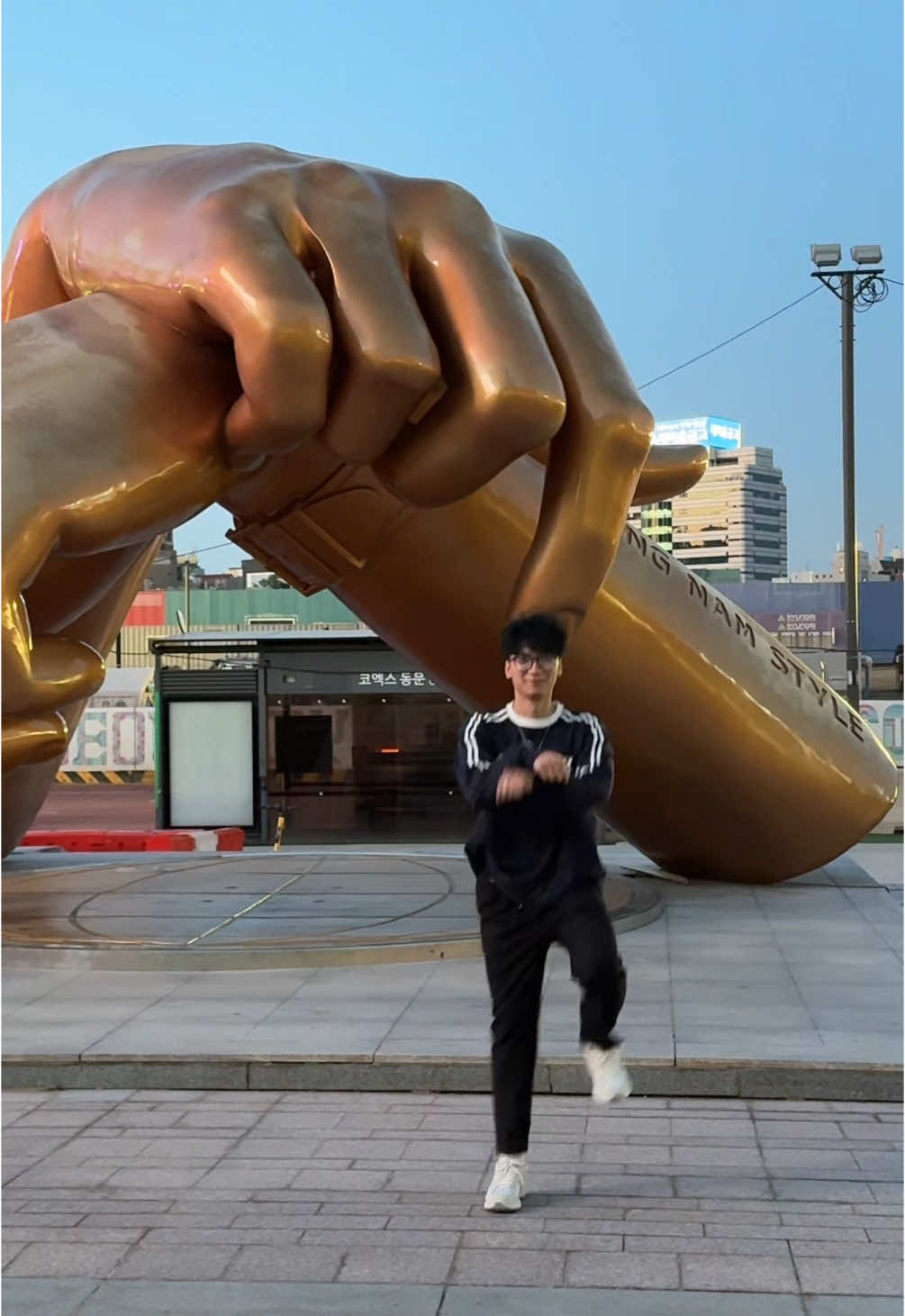 A post by @tuonto on TikTok caption: im inside korea #tuonto #korea  