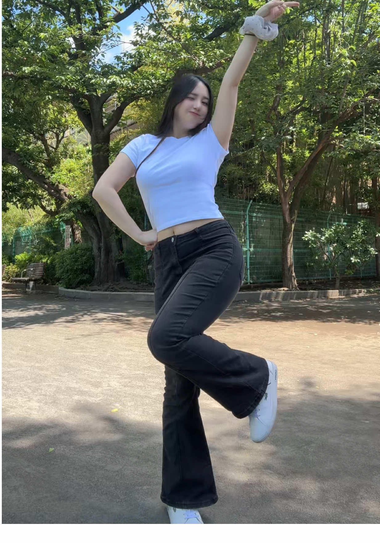 A post by @_chiyuu_ on TikTok caption: 歩くむちボディすぎる